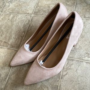 Nude pumps
